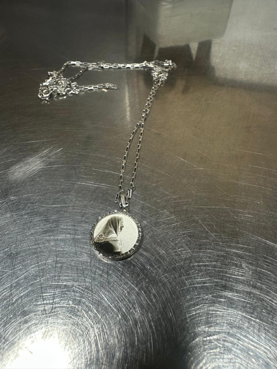 PINGENTE DIAMANTADO COM FOTOGRAVAÇÃO E FRASE – CORRENTE CARTIER 60cm